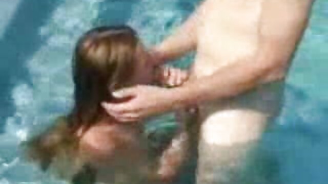 Αγαπημένος :  Δύο ερωτευμένοι διασκεδάζουν στην πισίνα τους Ενηλίκων XXX Βίντεο 